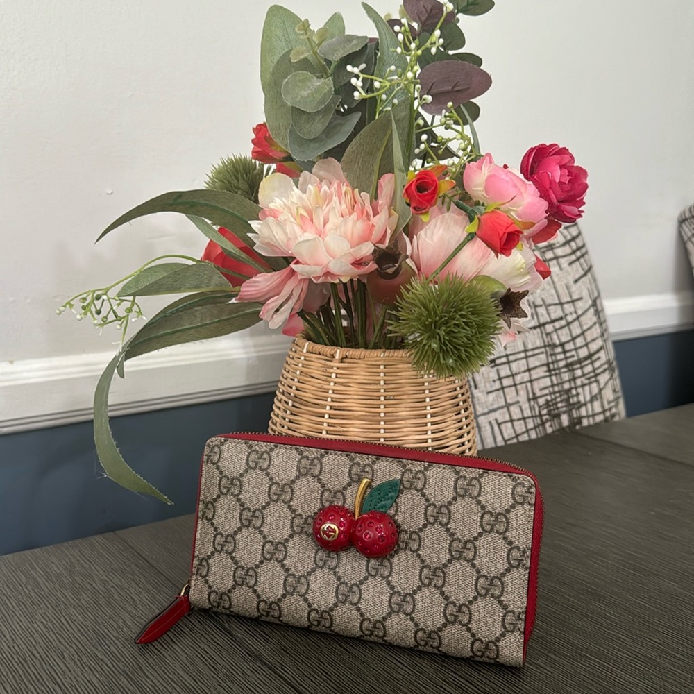 🍒 💯Authentic Gucci GG Supreme Cherry Round Zip Long Wallet